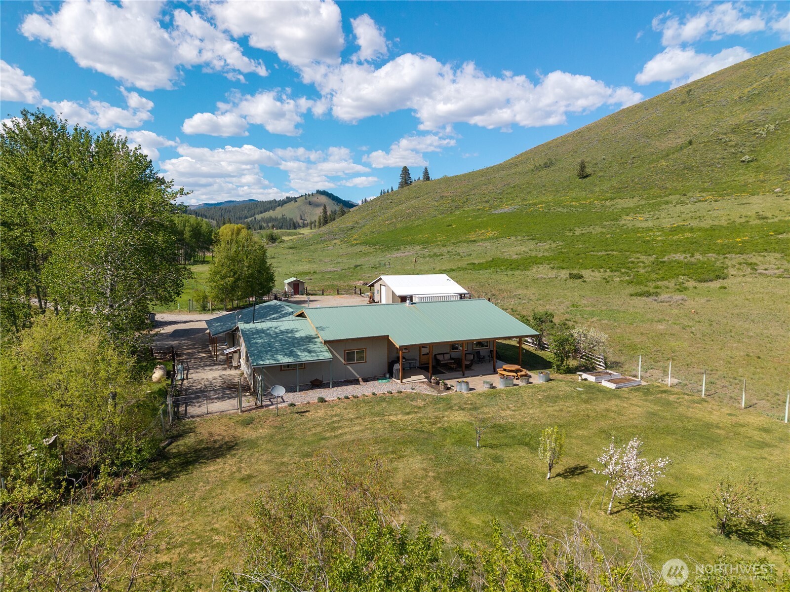 446 Rendezvous Road Winthrop, WA 98862 - Photo 33 of 40 a backyard of a house with lots of green space