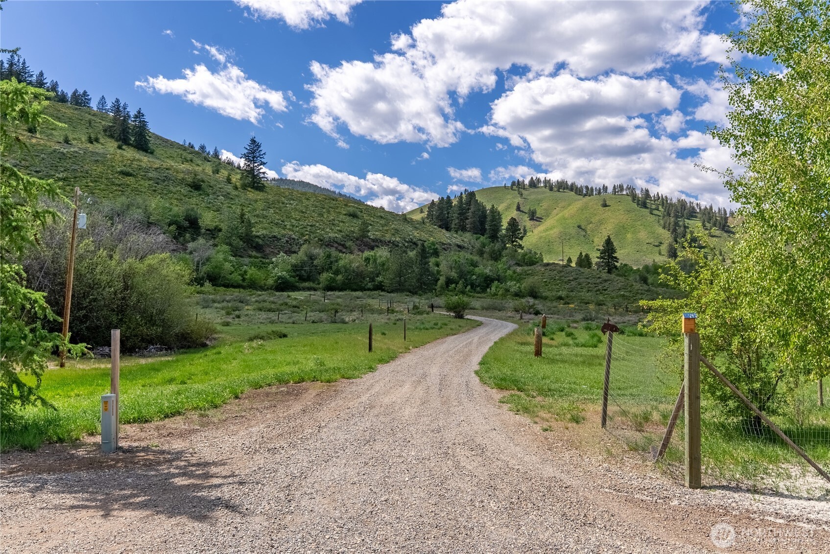 446 Rendezvous Road Winthrop, WA 98862 - Photo 39 of 40 a view of a garden with a bench