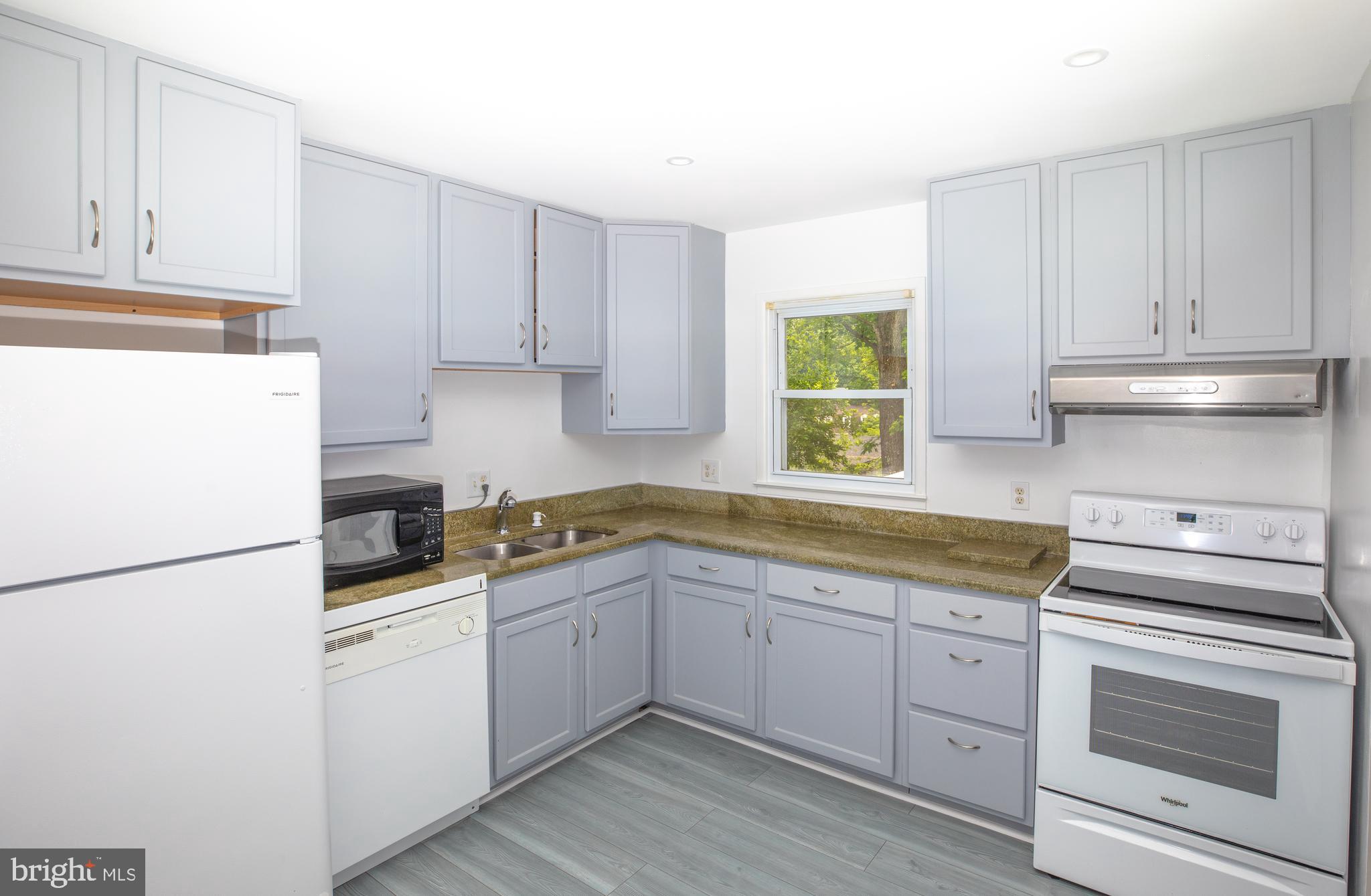 13806 Delaney Road Woodbridge, VA 22193 - Photo 3 of 10 Redone kitchen with newer appliances