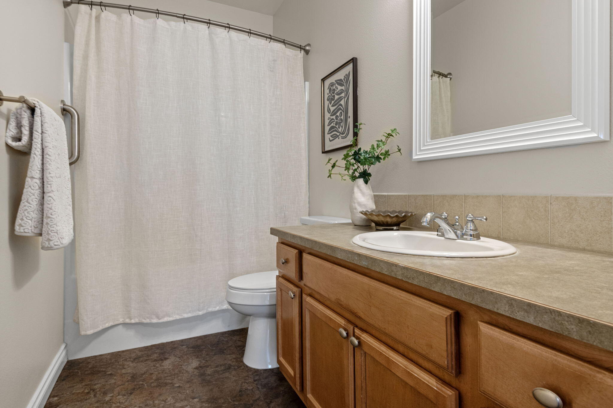 19508 Fishhawk Loop Bend, OR 97702 - Photo 17 of 33 Tub and shower enclosure