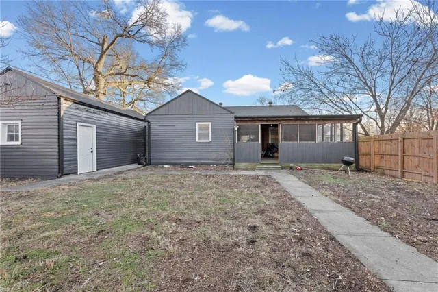 $239,000 | 829 West 5th Street, Ottawa, KS 66067