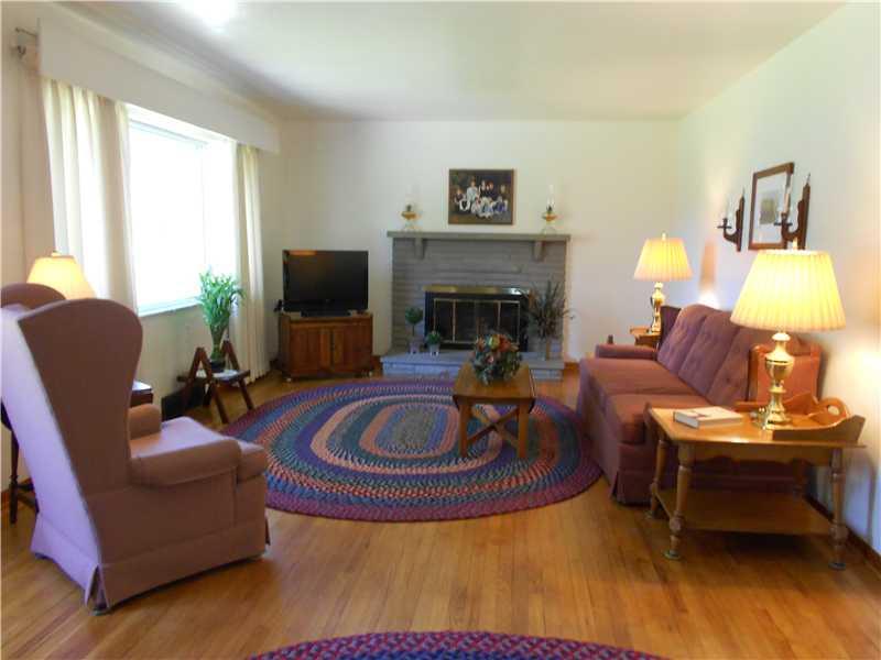 3828 Shepard Road Gibsonia, PA 15044 - Photo 3 of 15 Living Room.