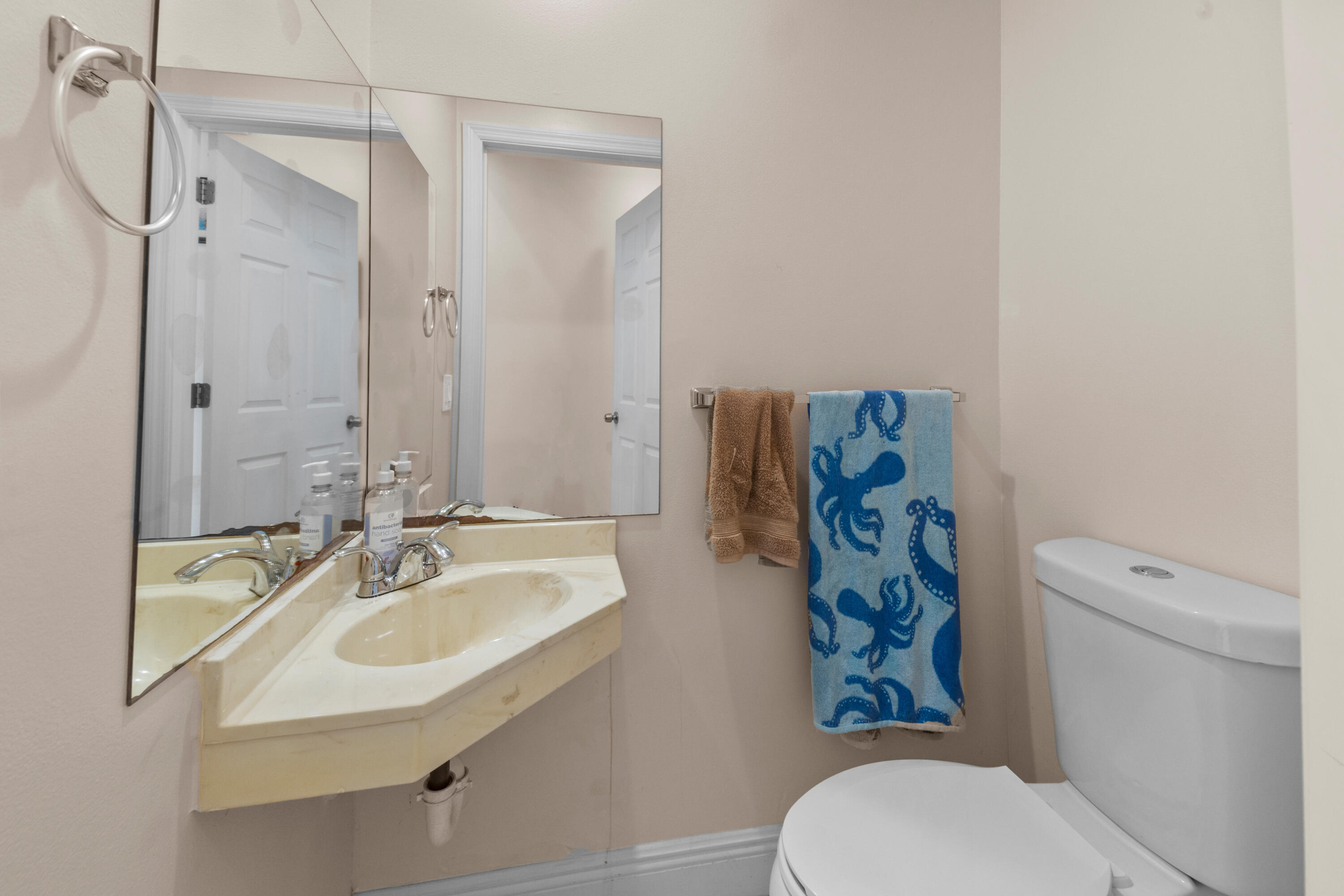9641 Boca Gardens Parkway, Unit D Boca Raton, FL 33496 - Photo 22 of 27 Powder bathroom