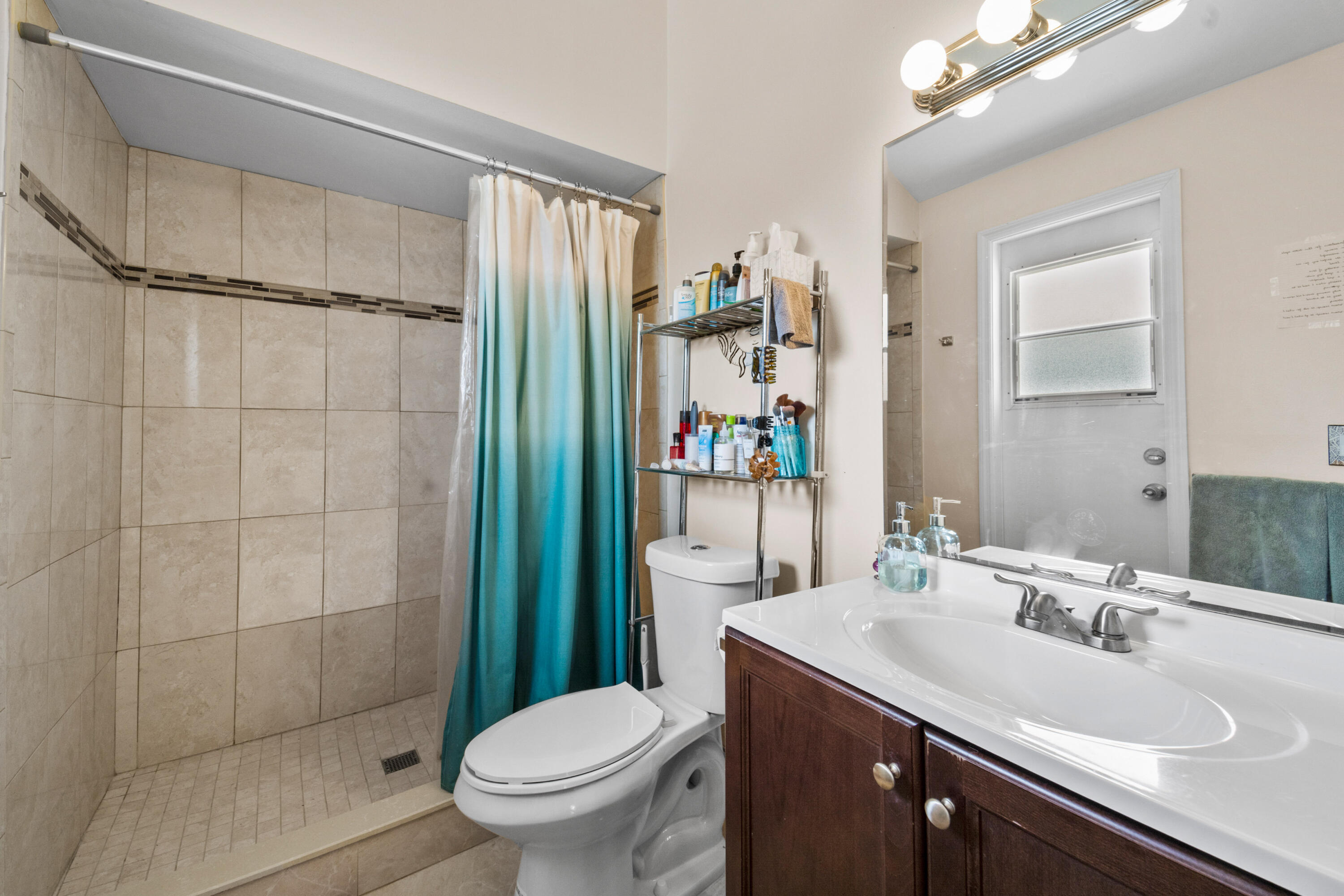 9641 Boca Gardens Parkway, Unit D Boca Raton, FL 33496 - Photo 27 of 27 2nd full bathroom