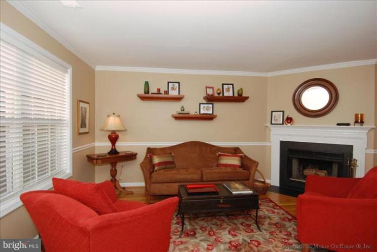 3048 South Glebe Road Arlington, VA 22206 - Photo 5 of 30 Living Room