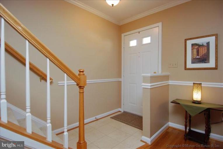 3048 South Glebe Road Arlington, VA 22206 - Photo 9 of 30 Entrance / Foyer