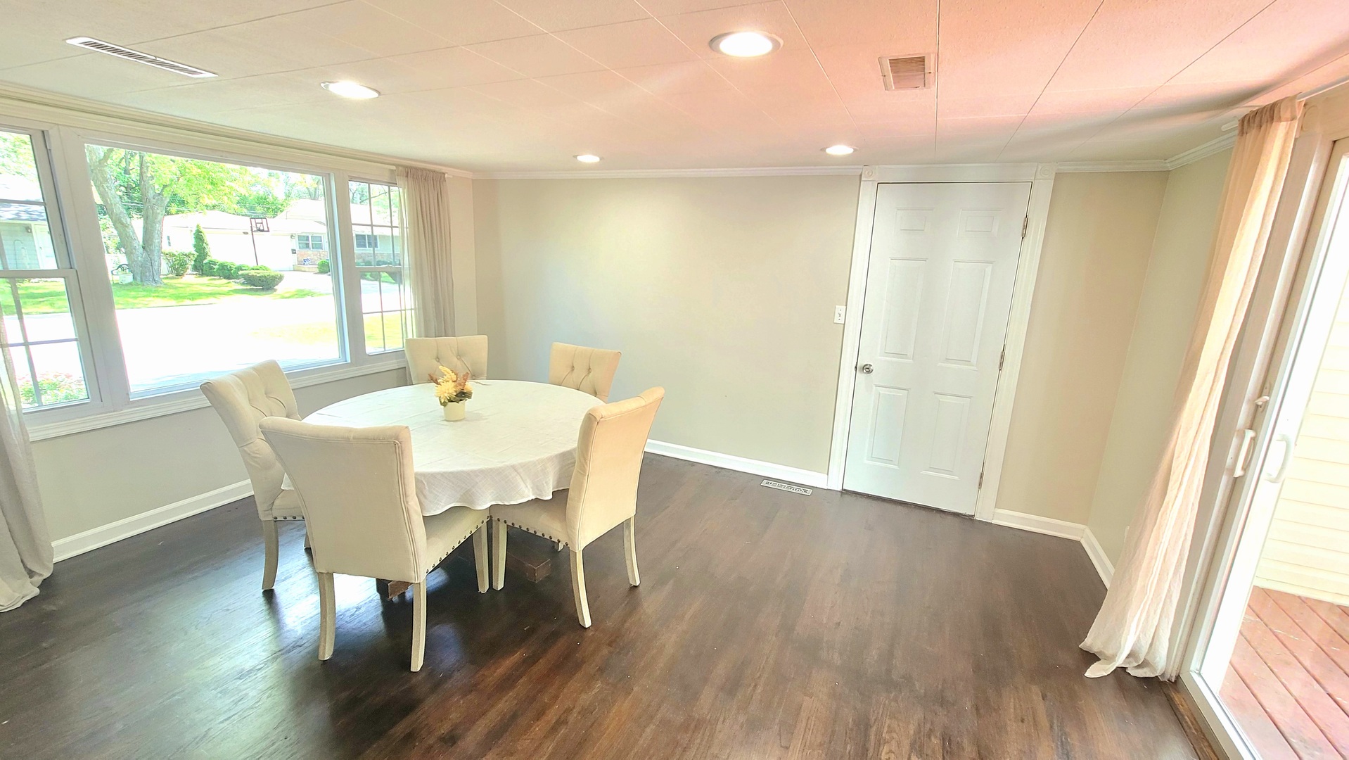 18 Manor Road Lake Zurich, IL 60047 - Photo 5 of 33 a view of a dining room with furniture and wooden floor
