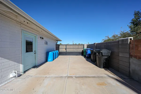 a view of a backyard