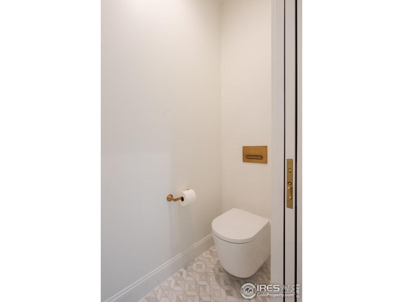 1450 High Street Boulder, CO 80304 - Photo 29 of 50 a bathroom with a toilet