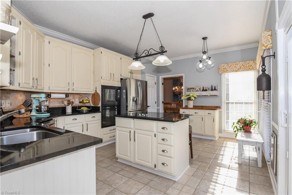 6401 High View Road Greensboro, NC 27410 - Photo 9 of 28 Lots of cabinet space for storage in this kitchen and a HUGE walk in pantry!