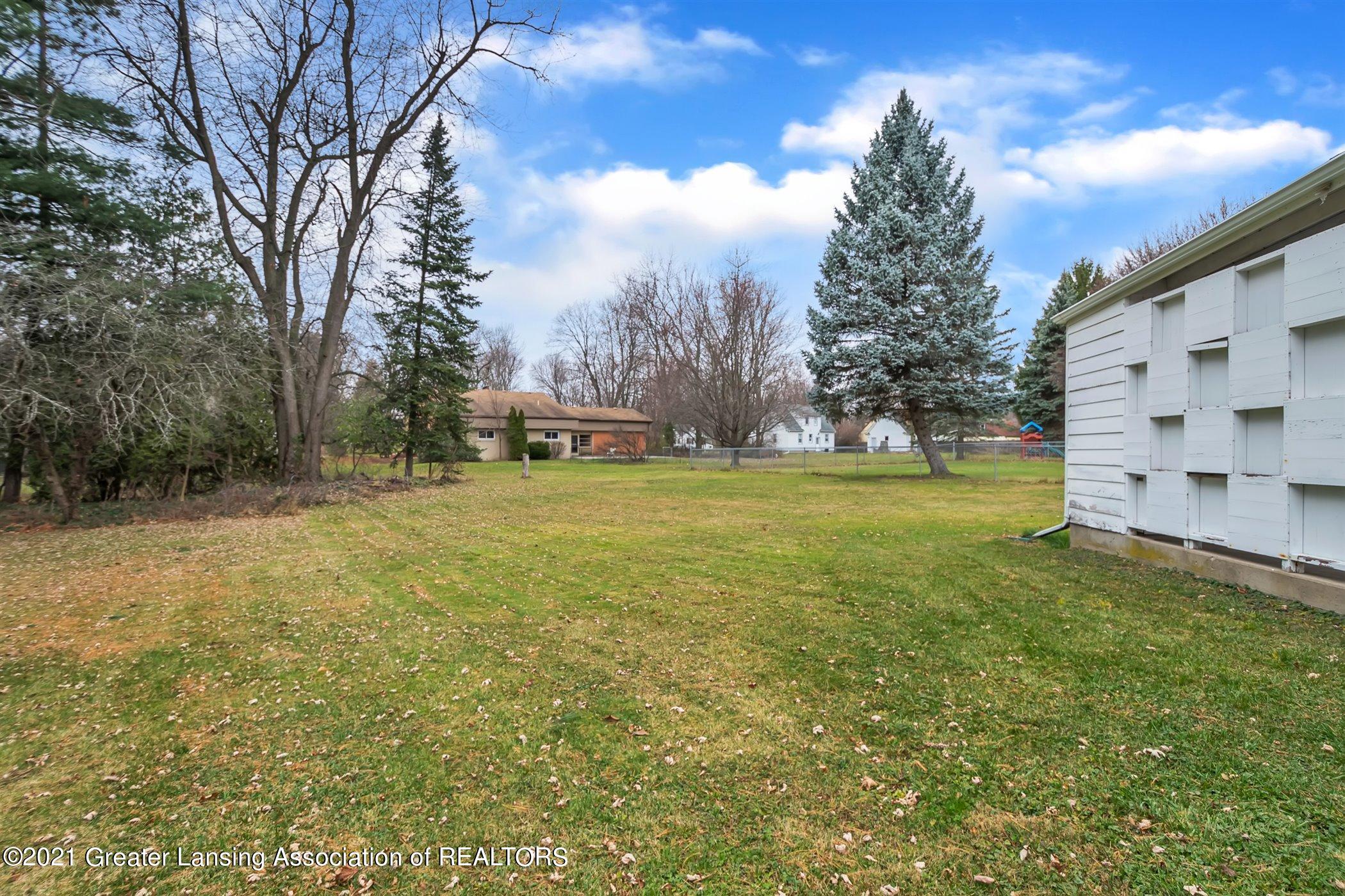 817 Bretton Road Lansing, MI 48917 - Photo 33 of 36 34-817 Bretton Rd-windowstill-real-