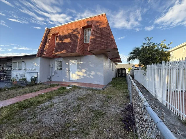 a view of a house with backyard