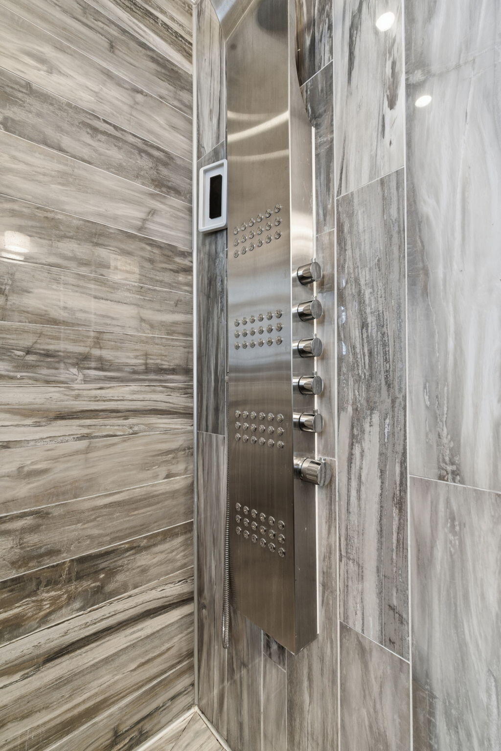 733 South Indiana Avenue Griffith, IN 46319 - Photo 25 of 48 a bathroom with a shower