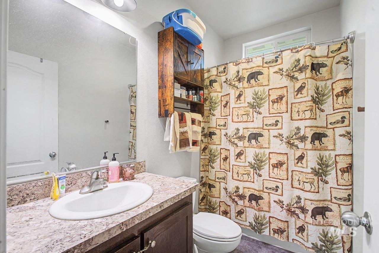 1224 1/2 Burrell Avenue Lewiston, ID 83501 - Photo 18 of 28 Full bath with curtained shower and vanity