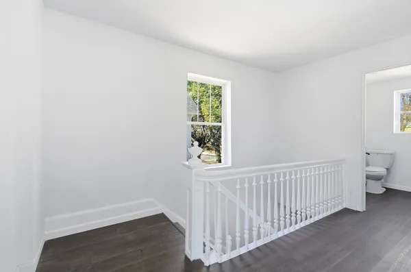 a view of entryway with bedroom