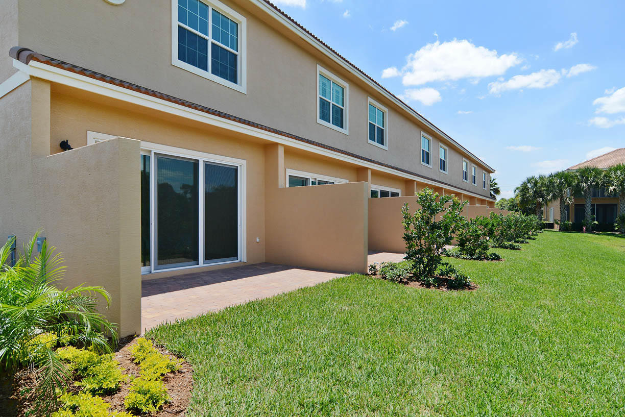 647 Southwest Glen Crest Way Stuart, FL 34997 - Photo 5 of 20 647SWGlenCrestWay_print_59