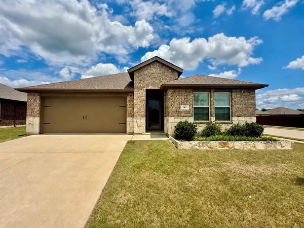 $2,050 | 717 Cottonwood Way, Royse City, TX 75189