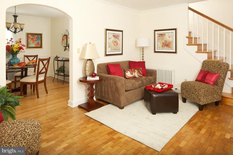 406 Baltimore Road Rockville, MD 20850 - Photo 4 of 19 Living Room