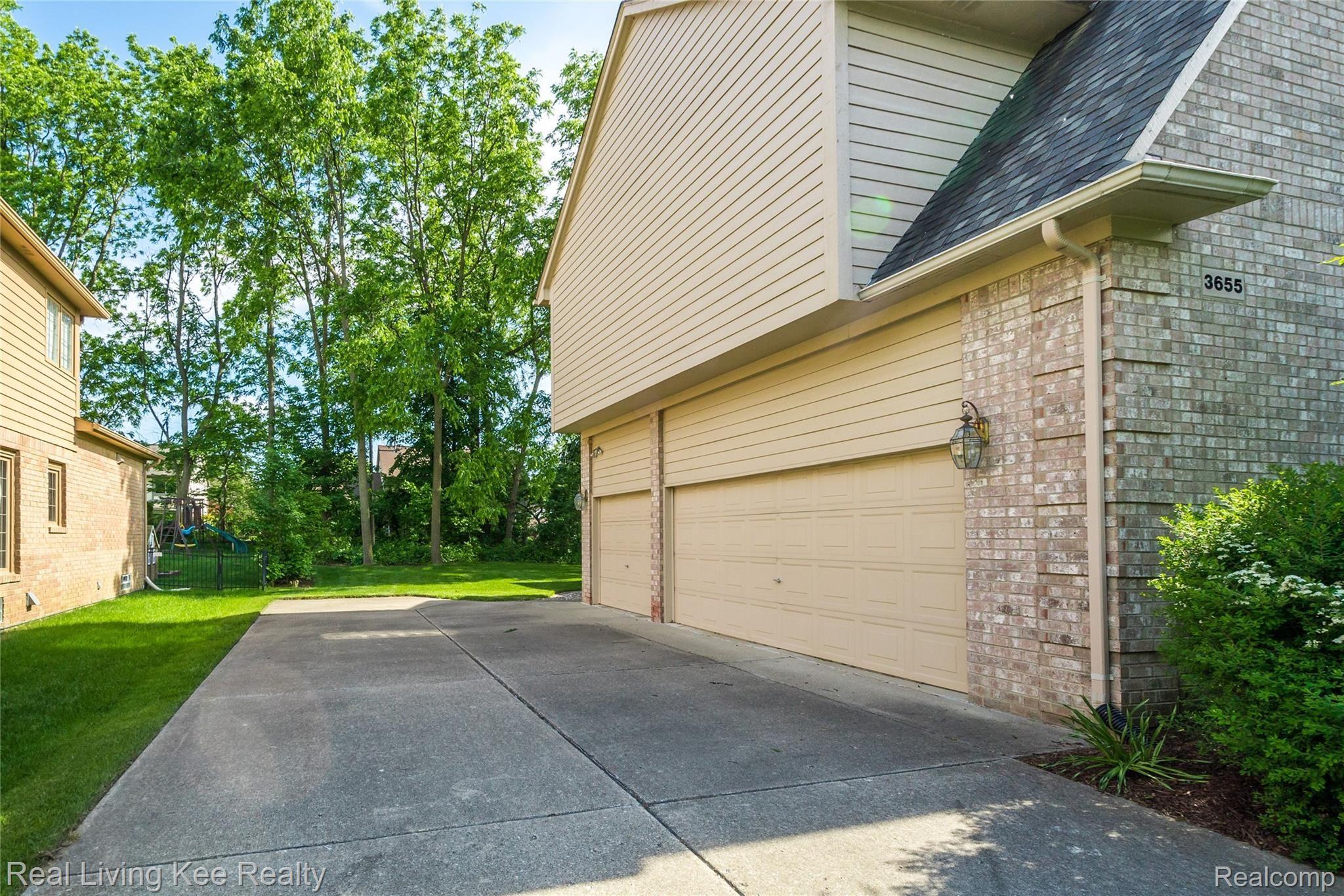 3655 Cedar Shake Drive Rochester, MI 48309 - Photo 5 of 71 Exteriors (5 of 12).jpg