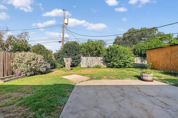 a view of back yard of the house