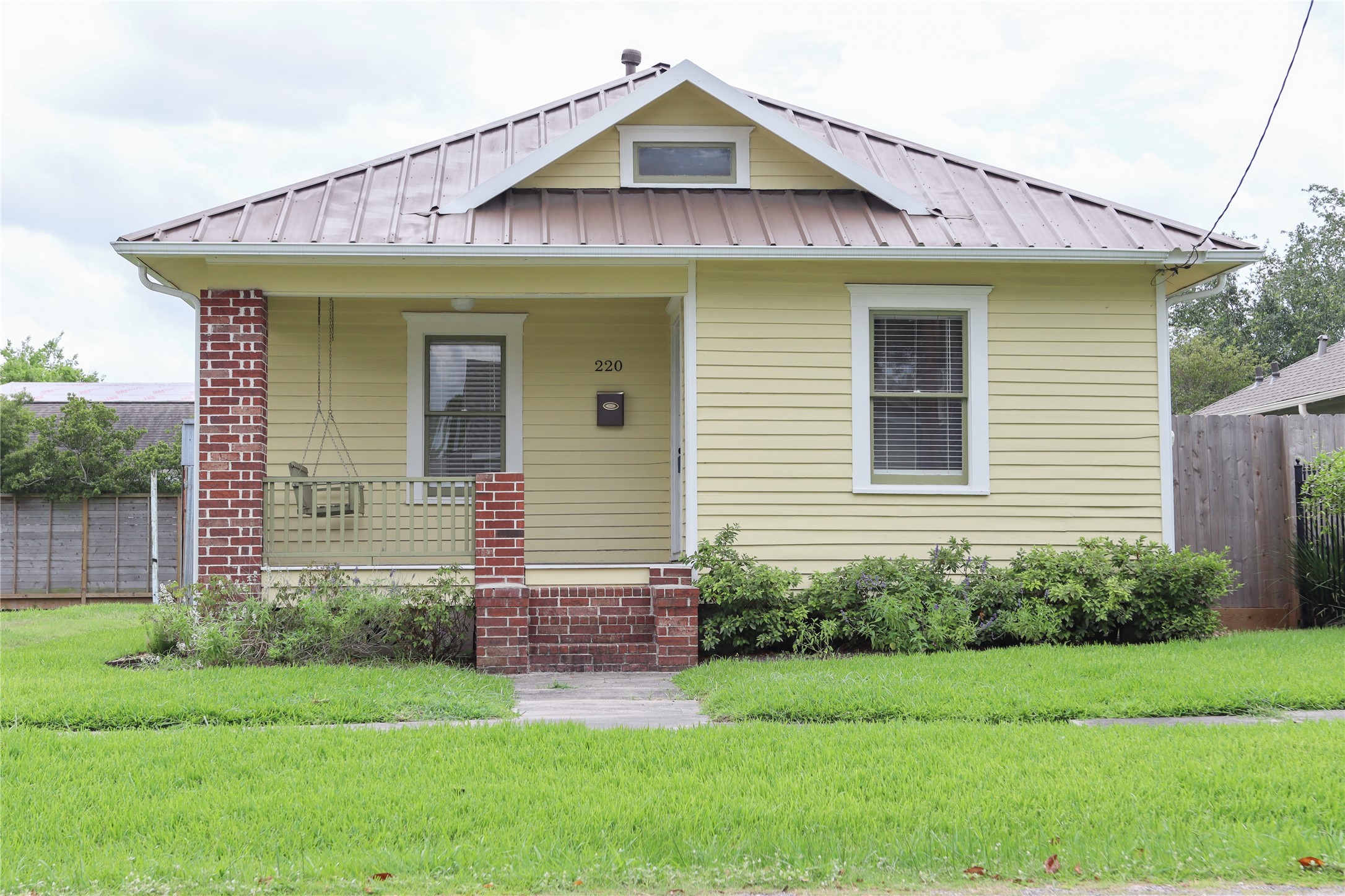 220 West 16th Street Houston, TX 77008 - Photo 1 of 11 Front Elevation