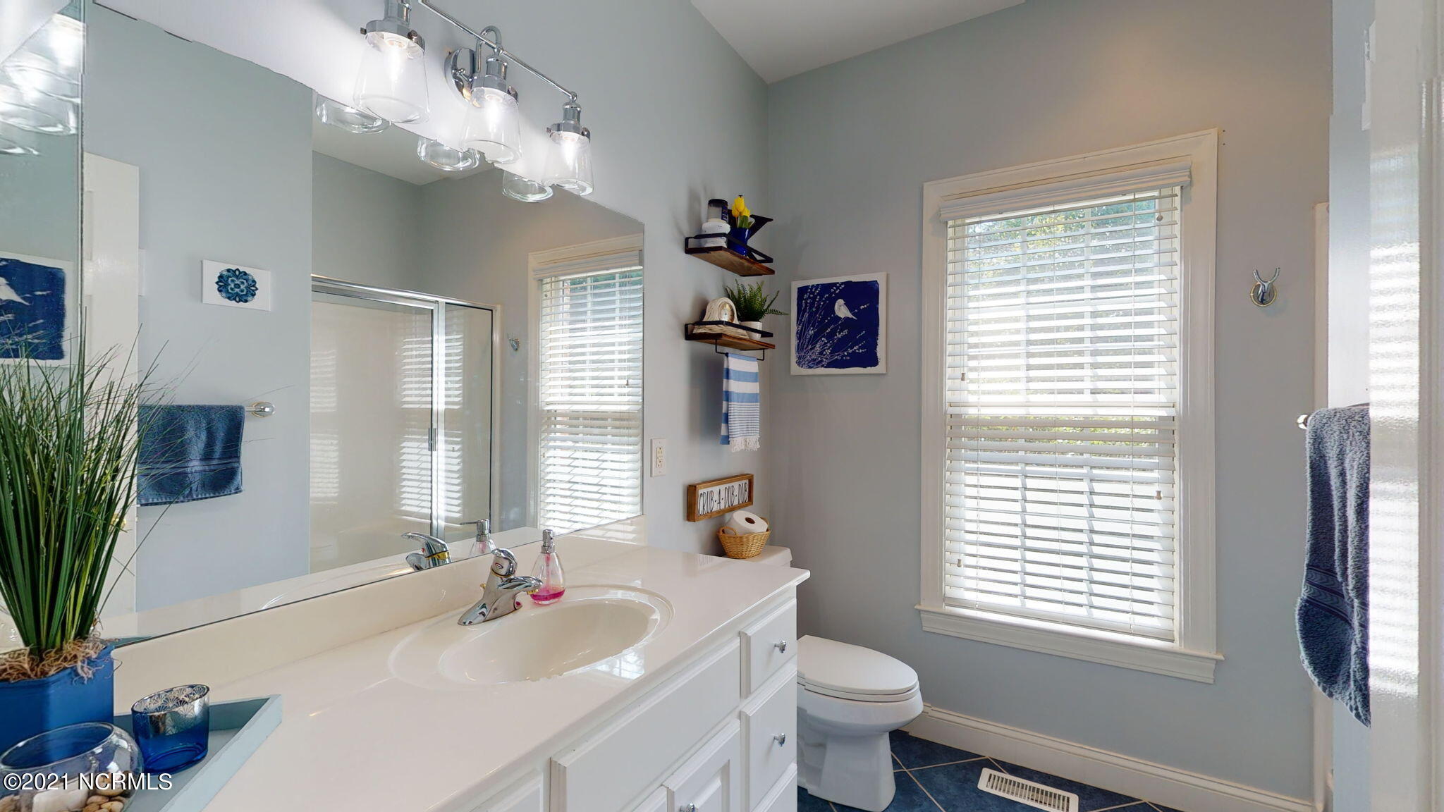 108 Walnut Road New Bern, NC 28562 - Photo 31 of 64 Guest bath on 1st floor
