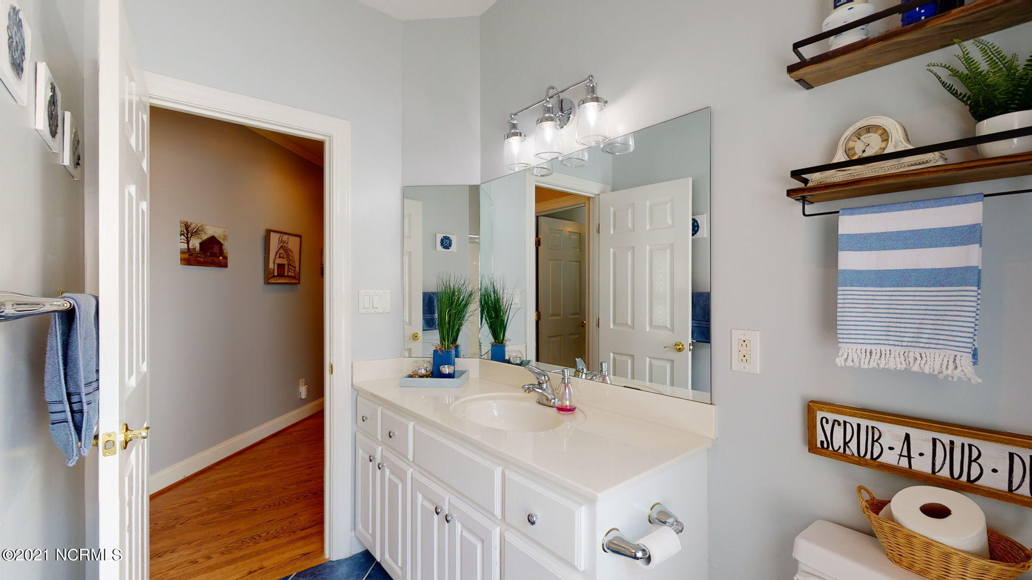 108 Walnut Road New Bern, NC 28562 - Photo 32 of 64 Guest bath on 1st floor