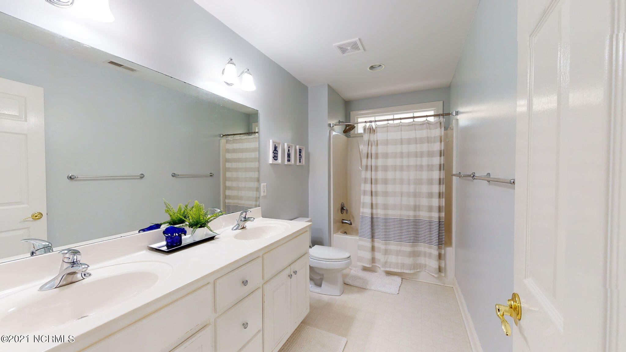 108 Walnut Road New Bern, NC 28562 - Photo 39 of 64 Bathroom 2nd floor
