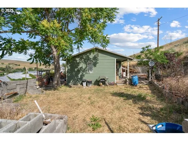 a view of a house with a backyard