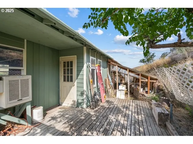 a view of entryway with a front door