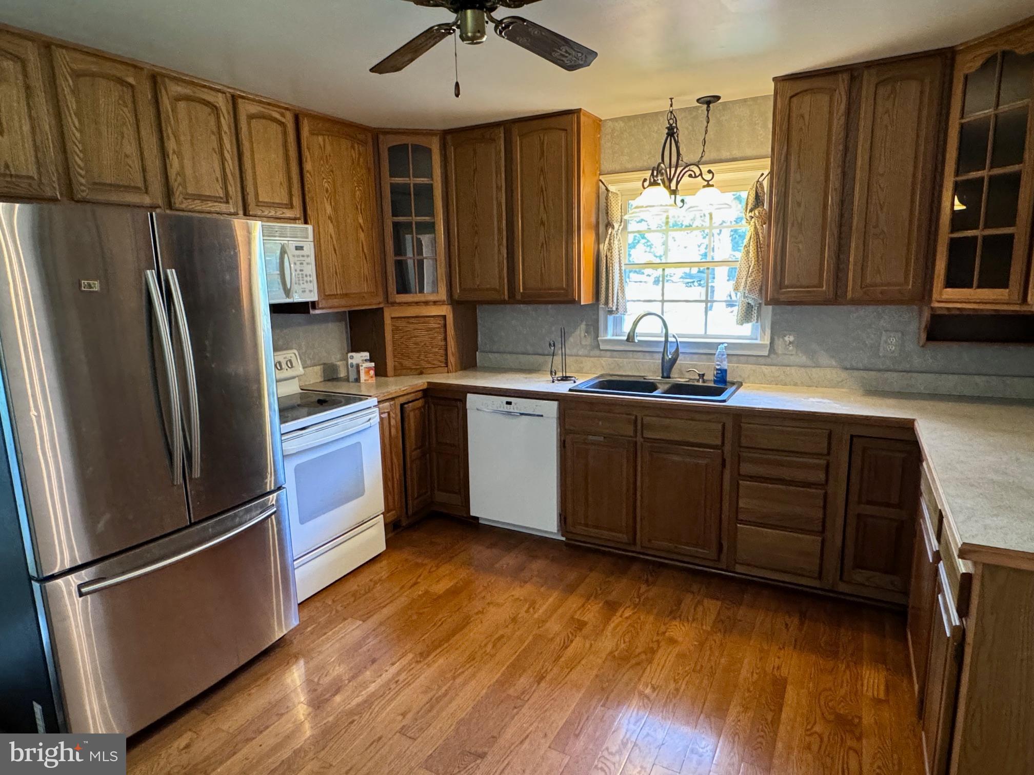 6375 Union Mill Road Clifton, VA 20124 - Photo 12 of 34 a kitchen with stainless steel appliances granite countertop a refrigerator a sink dishwasher a stove and a refrigerator
