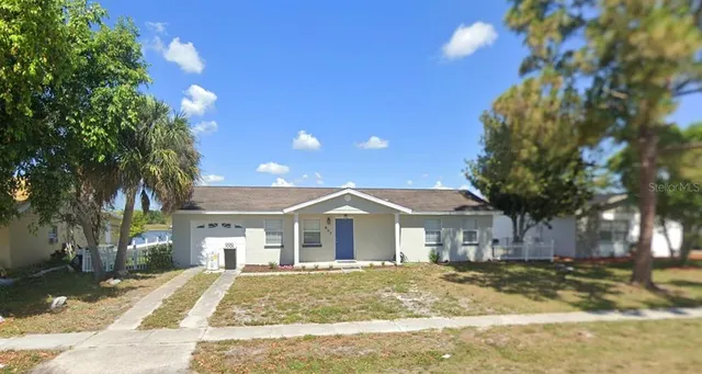 a view of a house with a yard