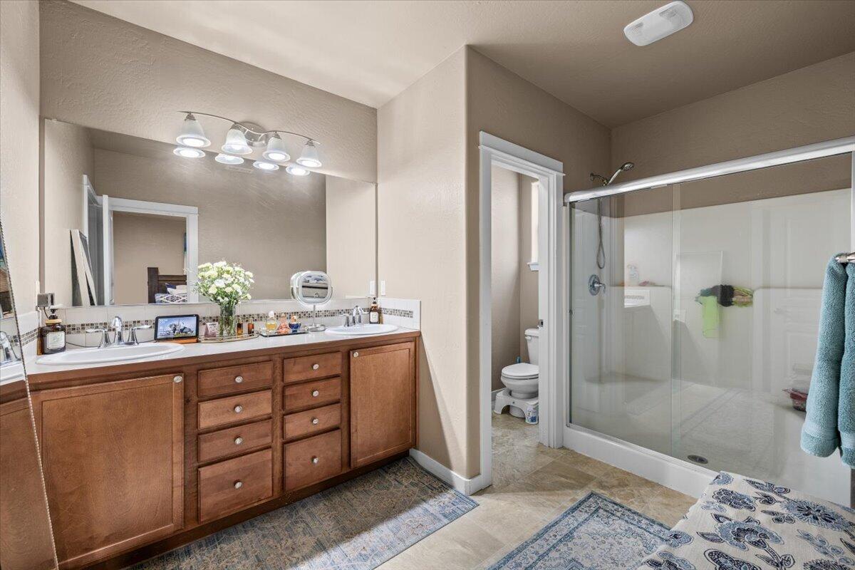 1459 Spring Street Medford, OR 97504 - Photo 11 of 22 1459 Spring St_PrimaryBathroom