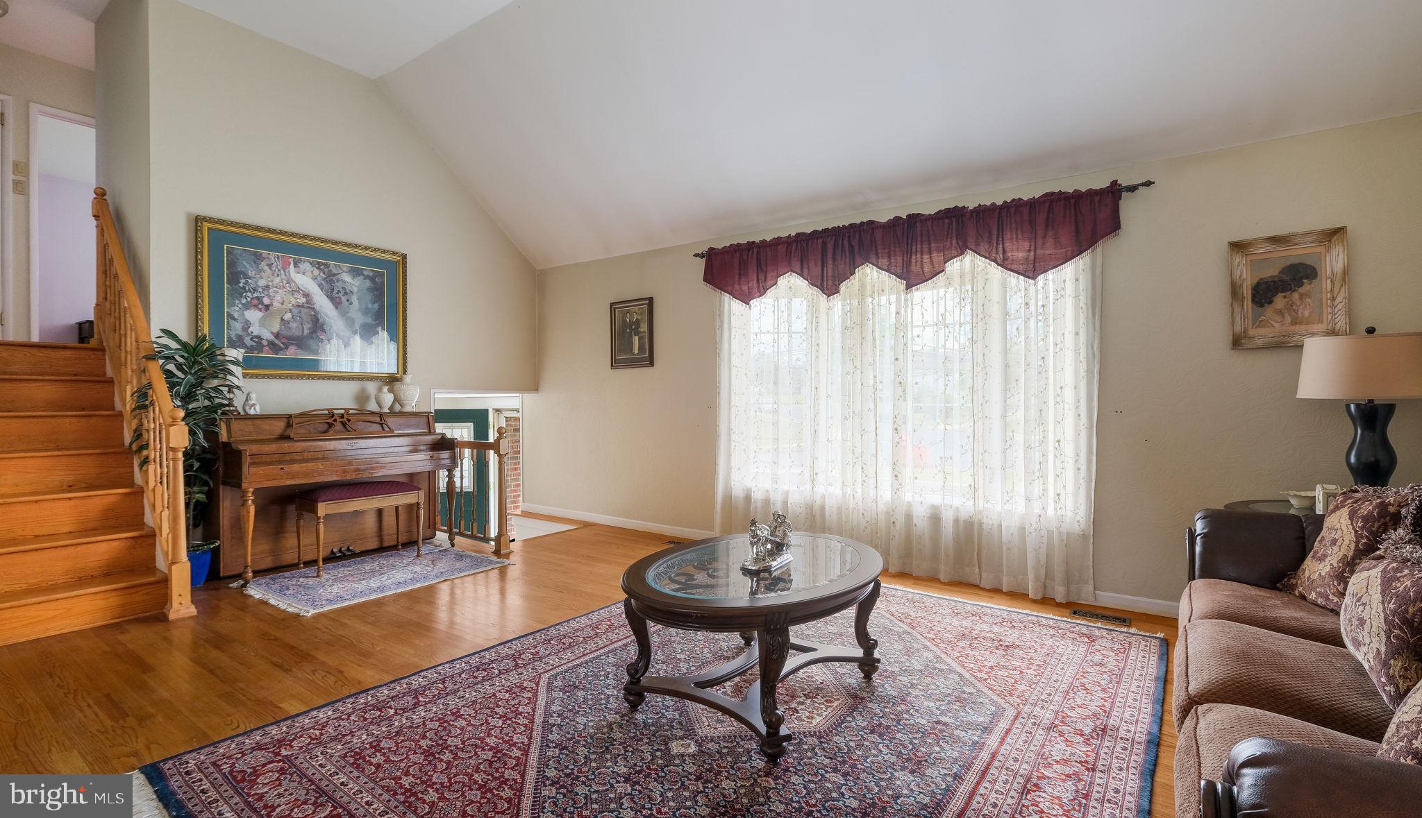 1091 Roberts Road Warminster, PA 18974 - Photo 12 of 40 LIVING ROOM