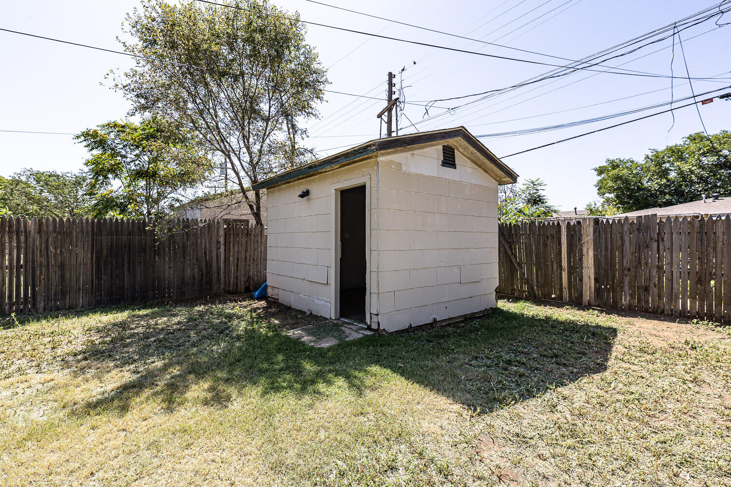 2417 37th Street Lubbock, TX 79412 - Photo 34 of 35 a backyard of a house