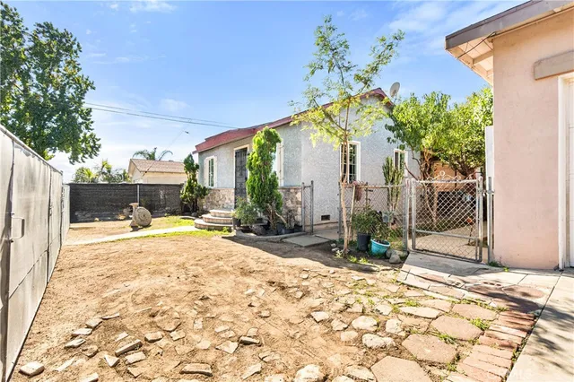 a view of a house with backyard and sitting area