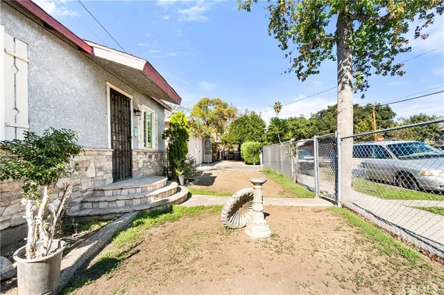 a view of back yard of the house