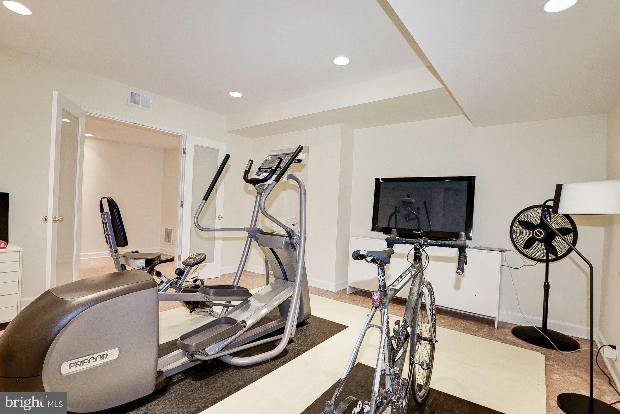 3308 Woodley Road Northwest Washington, DC 20008 - Photo 20 of 23