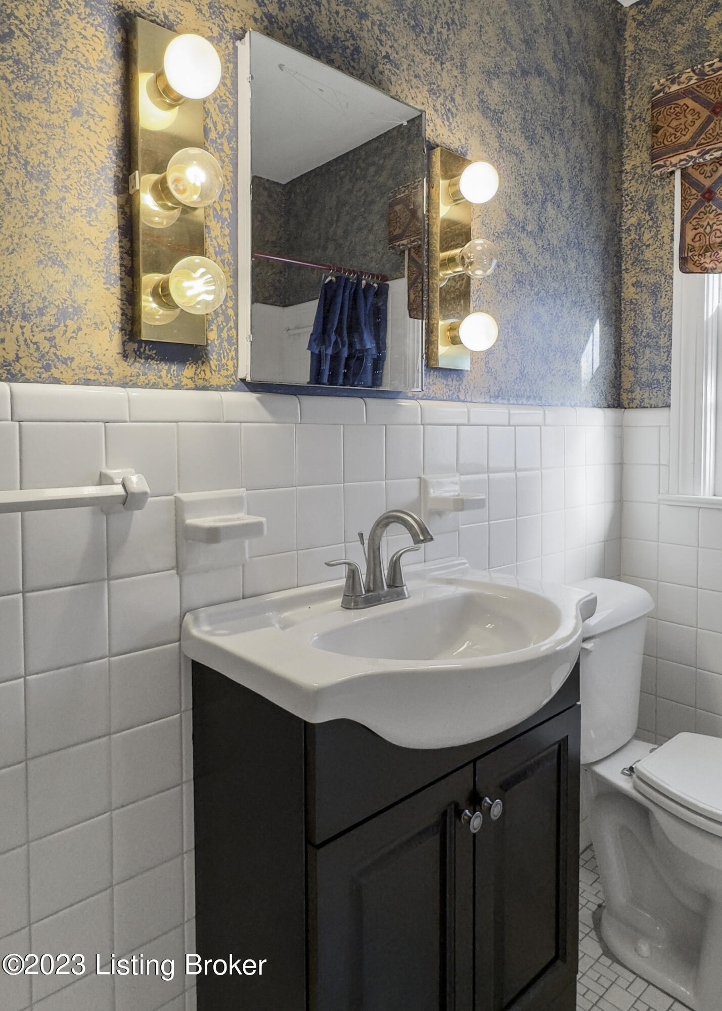 200 Fairmeade Road Louisville, KY 40207 - Photo 17 of 39 Hall Full Bathroom