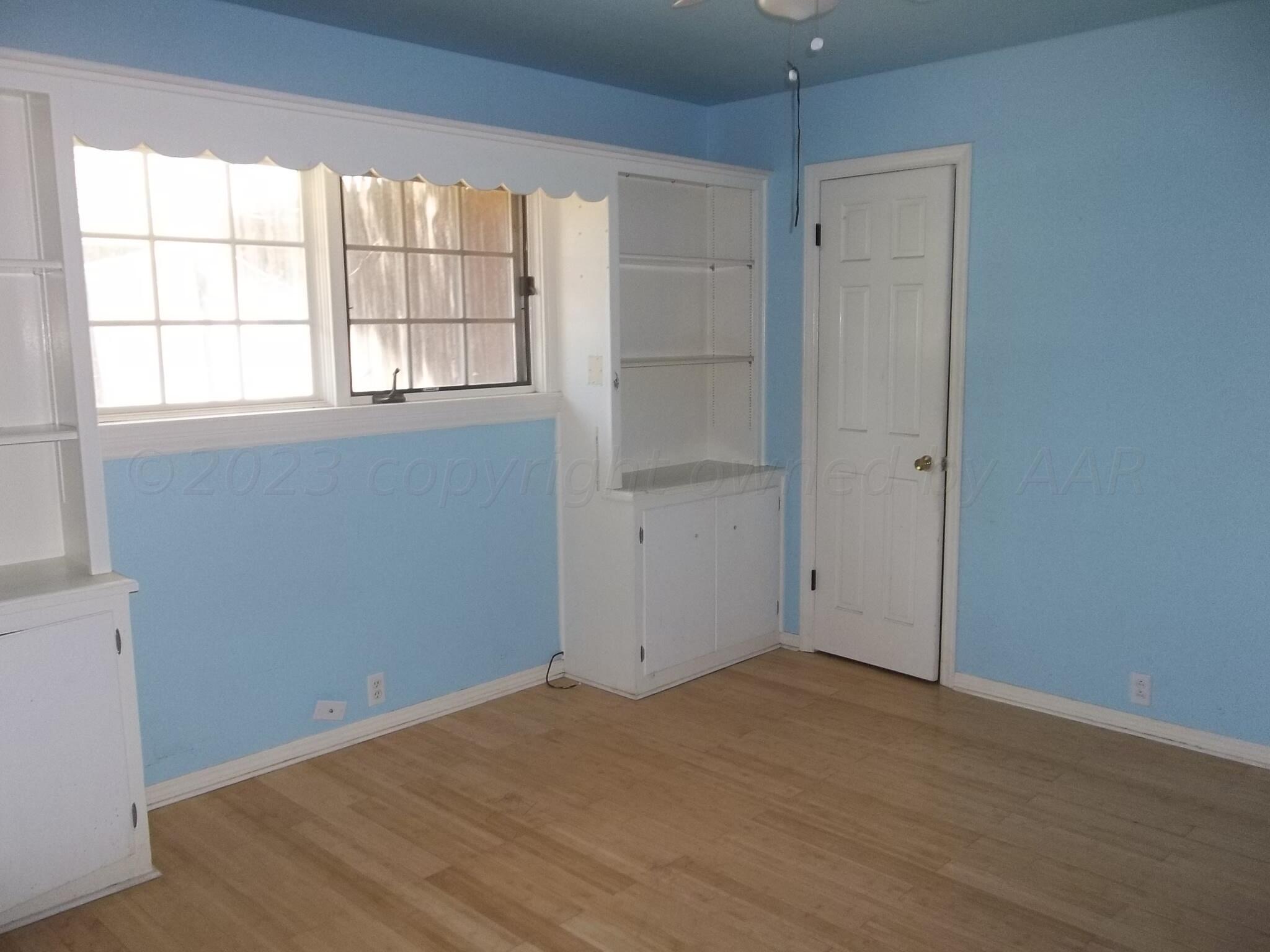 6700 Jameson Road Amarillo, TX 79106 - Photo 34 of 41 an empty room with windows and closet