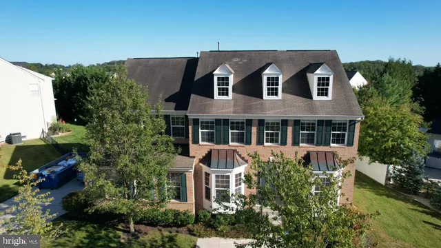 a view of a back yard of the house
