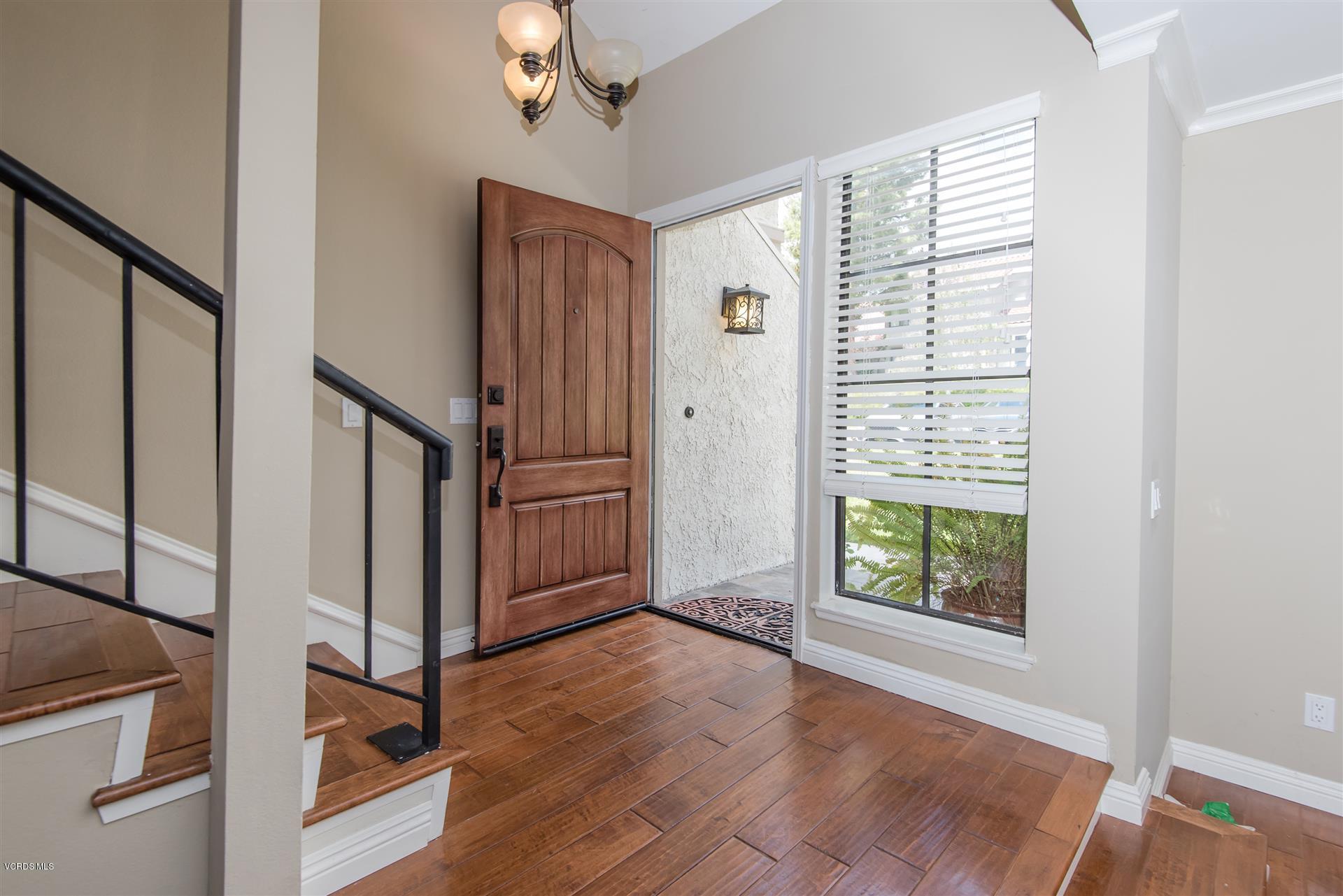 1027 Thistlegate Road Oak Park, CA 91377 - Photo 3 of 18 Thistlegate Entry