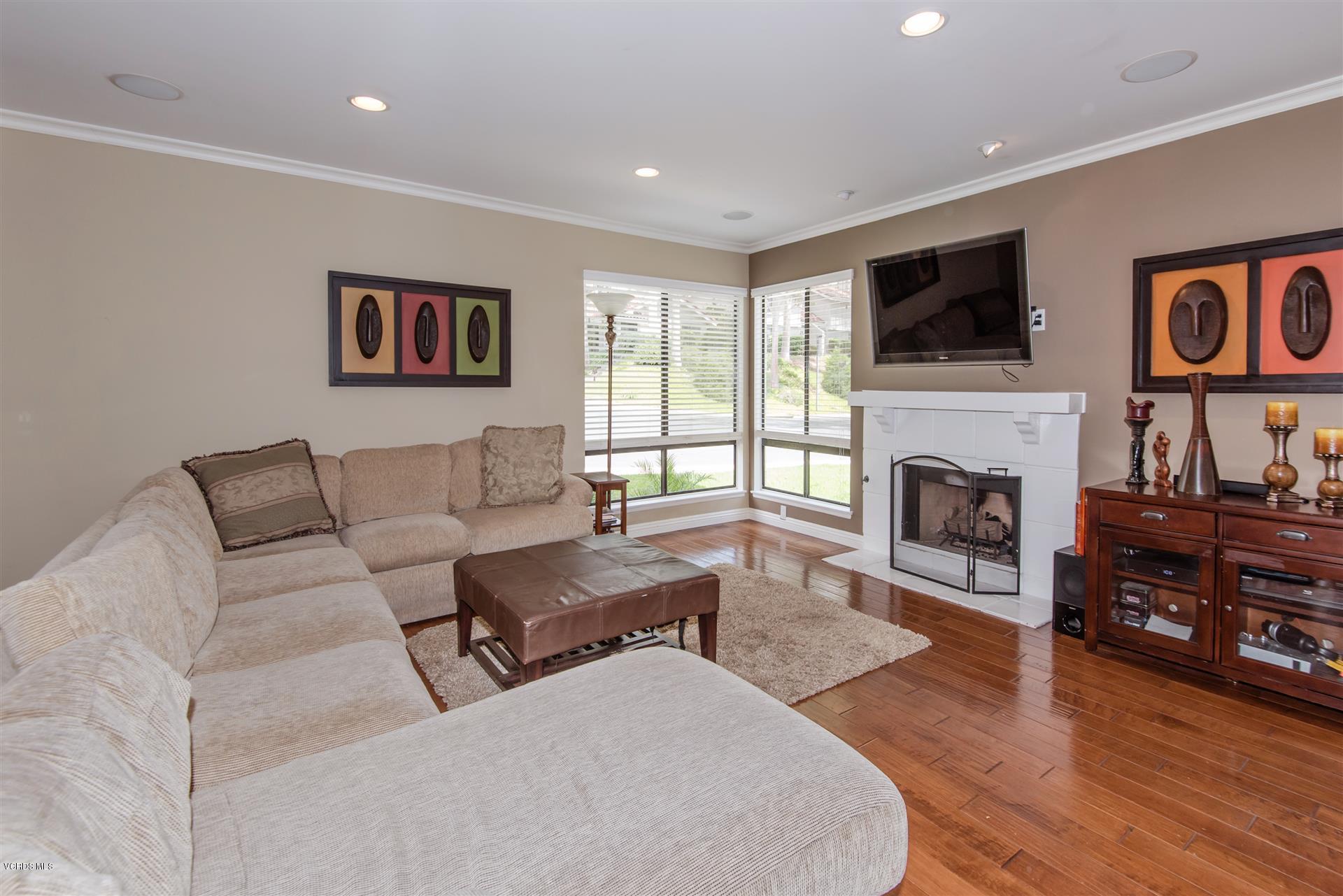 1027 Thistlegate Road Oak Park, CA 91377 - Photo 4 of 18 Thistlegate Livingroom 1