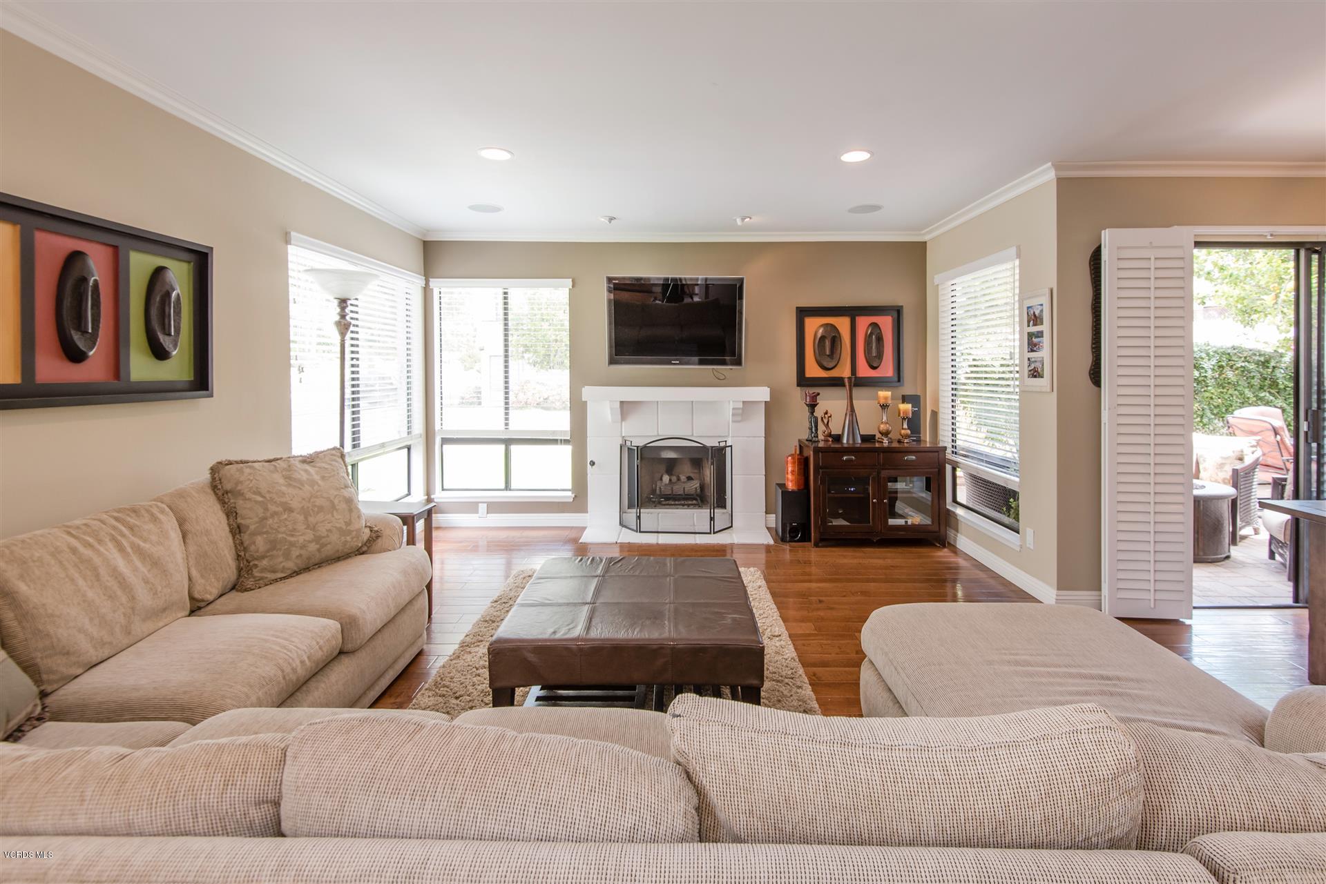 1027 Thistlegate Road Oak Park, CA 91377 - Photo 5 of 18 Thistlegate Livingroom 2