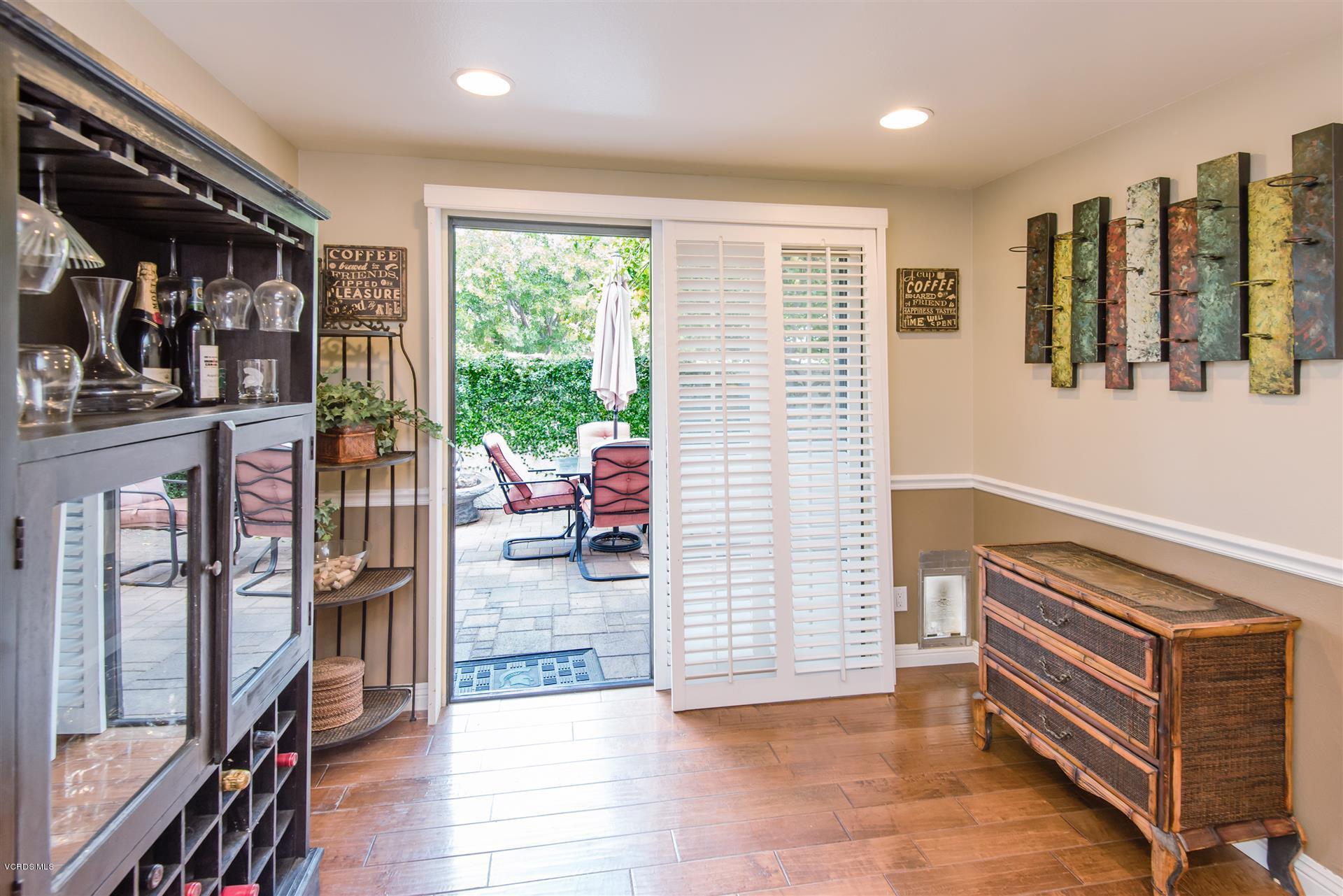 1027 Thistlegate Road Oak Park, CA 91377 - Photo 7 of 18 Thistlegate Eat in Kitchen