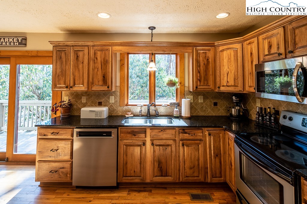 8325 Hemlock Ridge Road Blowing Rock, NC 28605 - Photo 11 of 30 Gallery Image 11