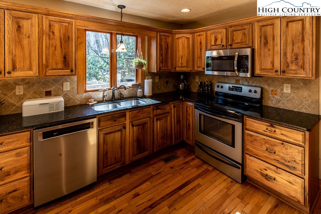 8325 Hemlock Ridge Road Blowing Rock, NC 28605 - Photo 10 of 30 Gallery Image 10