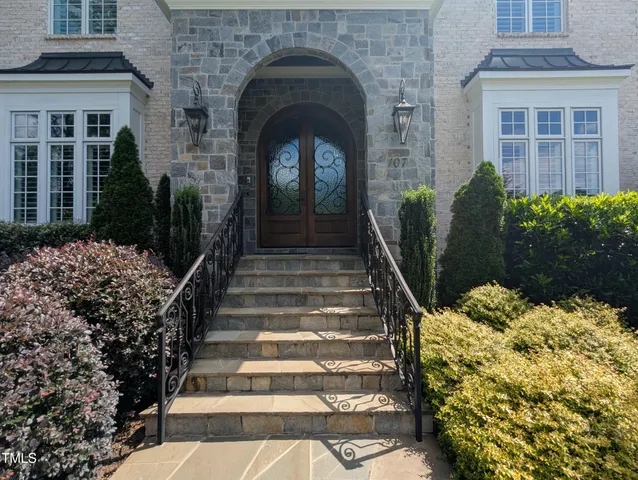 a view of a entrance gate of the house