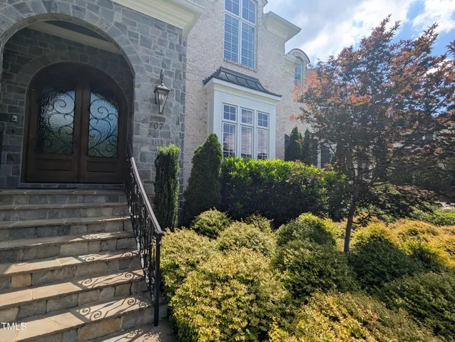 a view of a entrance of the house