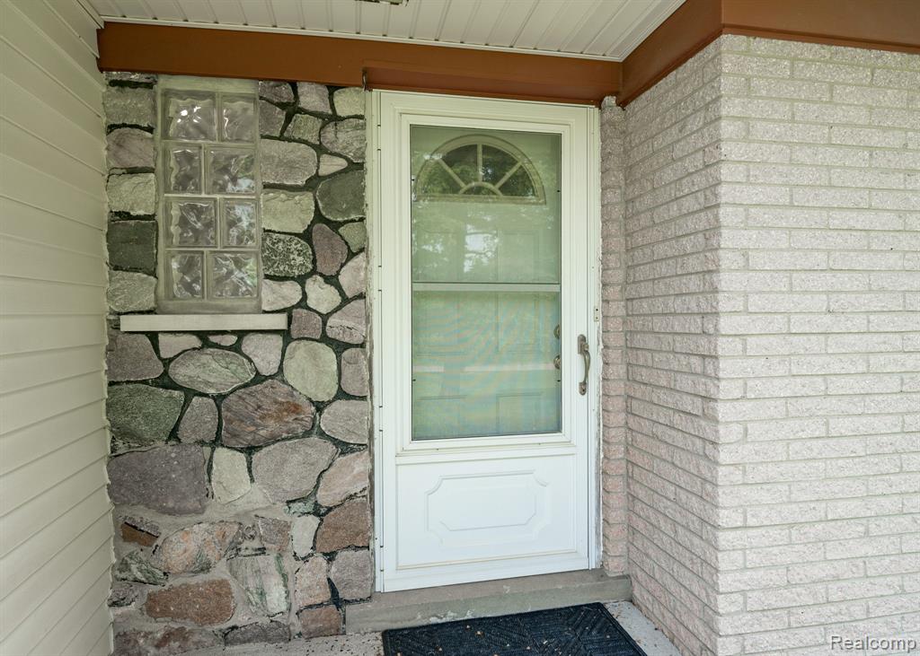 5871 Brewster Road Rochester, MI 48306 - Photo 13 of 50